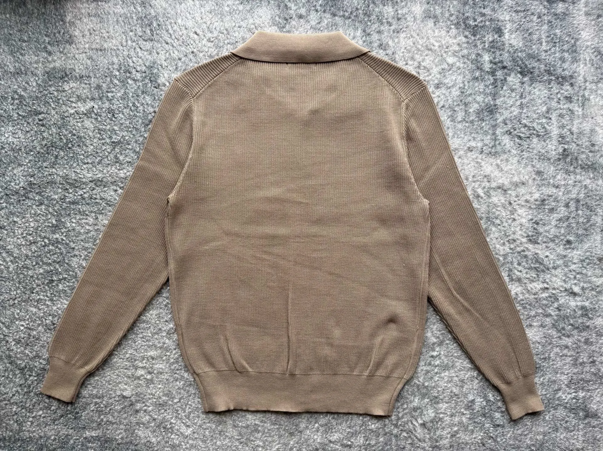 P230 Ralph Lauren/Ralph Lauren French retro men's polo knitted cardigan, old money style ~ polo knitted sweater, a heavy-weight item that can be warm at first but also cold at first, with 0-pressure skin-friendly experience. It can be layered with a high collar inside, making it easy to achieve advanced layering~ The colors of this series are very attractive, and it is an excellent item that can be worn for many years after buying it! The simple version design does not lose the highlights and beauty of the details. The knitted fabric is soft and comfortable, and it does not scratch the skin when worn close to the body. It has a light and sophisticated style! The flat knitting method is carefully arranged and combined to show the beauty of three-dimensional and stylish decoration, giving the garments a rich sense of layering. Comfort is cleverly integrated into elegant fashion. The upper body is flexible yet muscular, and the temperament is casual. The short, micro-profile box style interprets the most popular styles nowadays. The upper body can improve your temperament in one second! You can also tuck your top into your trousers to visually improve the wearability and make it fuller, covering your flesh and making you look slimmer without being bloated.  Color: Khaki Black Light Gray Length Bust Shoulder Width M 67 53 62 120-135 Jin L 69 55 63 135-150 Jin XL 70 56.5 64 150-165 Jin